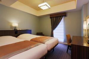 东京半藏门蒙特利酒店 的酒店客房设有两张床和窗户。