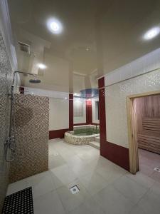 奎兹洛达Гостиница Селена的带淋浴和浴缸的大浴室
