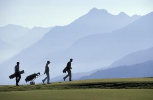 克莱恩 蒙塔纳阿尔卑斯小屋旅馆的一群人沿着高尔夫球场走