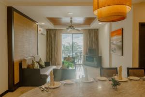 哥打京那巴鲁婆罗洲海滩别墅的一间带桌子的用餐室和一间客厅