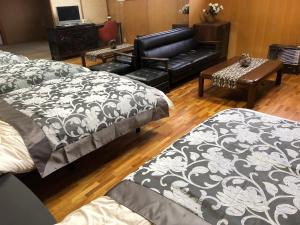 飞騨市Cool-Villa 飛騨リゾート的一间带两张床和一张沙发的客厅