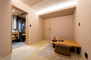 京都Ishibekoji Muan的一间带桌子的用餐室和一间浴室