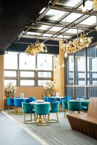 高雄高雄行旅的用餐室配有蓝色的桌子和蓝色的椅子