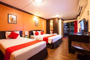 曼谷曼谷瓦布亚阿索特尔酒店的酒店客房设有两张床和电视。