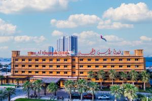 拉斯阿尔卡麦Ras Al Khaimah Hotel的顶部有风筝的建筑