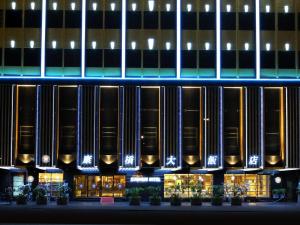 高雄康桥商旅-高雄站前馆的一座建筑的侧面有灯