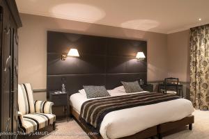 热拉梅豪华温泉酒店的一间卧室配有一张大床和一把椅子