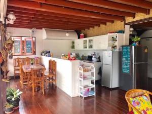 象岛Koi Seahouse的厨房配有桌子和冰箱