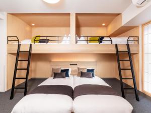 大阪MIMARU OSAKA NAMBA North的带两张双层床的客房中的两张床