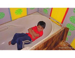 斯利那加Blue heaven House boat, Srinagar的躺在浴缸里的男孩