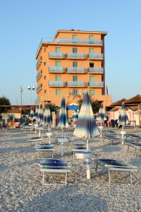 马洛塔马洛塔阿芭佳俱乐部酒店的海滩上的一组椅子和遮阳伞