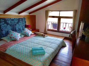 象岛Koi Seahouse的一间卧室设有一张大床和一个窗户。