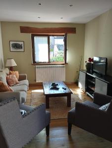 莱萨卡古尔伊多陪公寓的客厅配有两张沙发和一张咖啡桌