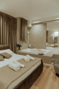 巴勒莫Four Luxury Suite的一间带两张床和浴缸的卧室