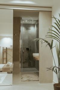 巴勒莫Four Luxury Suite的带淋浴和盥洗盆的浴室