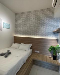 哥打京那巴鲁2Bedroom Sutera Avenue Kota Kinabalu by Twen8ty Homestay的一间卧室设有两张床和砖墙