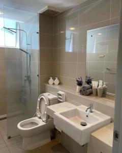哥打京那巴鲁2Bedroom Sutera Avenue Kota Kinabalu by Twen8ty Homestay的浴室配有卫生间、盥洗盆和淋浴。