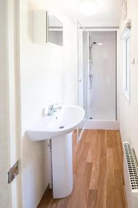 GamlebyKustCamp Gamleby的白色的浴室设有水槽和淋浴。