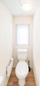 GamlebyKustCamp Gamleby的一间带白色卫生间的浴室和窗户。