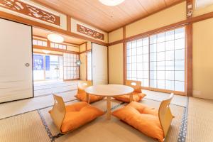 箱根樹蘭蕉 箱根仙石原 - JYURANSHO Hakonesengokuhara的客房设有桌椅和窗户。