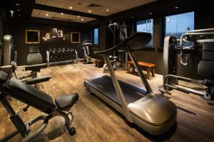 列日pentahotel Liège的健身房,配有跑步机和椅子