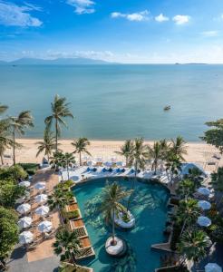 波普托Anantara Bophut Koh Samui Resort的享有度假胜地的空中景致,设有游泳池和海滩