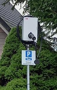 毛特Chalets zum Latschen的杆上标有停车标志的停车计费表