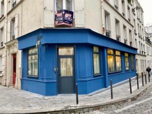 巴黎Logement GUÉNOT pour 5 personnes sur Paris 11的街道边的蓝色建筑