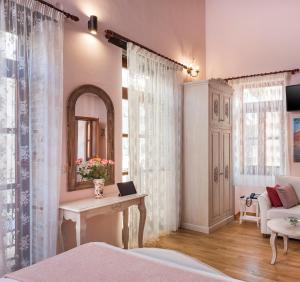 干尼亚Palazzo di Irene的一间卧室配有一张床、镜子和一张桌子