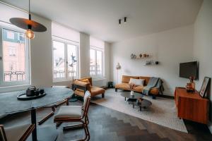 安特卫普Sud d'Anvers的客厅配有沙发和桌子