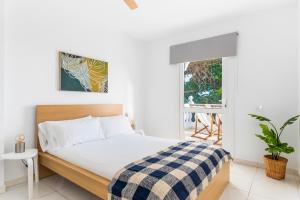 塔瓦伊瓦Villa Verode - Private Heated Saltwater Pool的白色的卧室设有床和窗户
