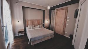 巴多利诺Bardoliners的一间卧室配有一张床和一扇木门