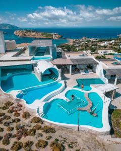 Tzamaria阿加利亚豪华套房别墅的享有度假村游泳池的顶部景致