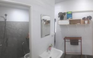 阁遥岛Hunny Home的白色的浴室设有水槽和淋浴。