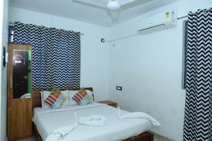 安加马尔伊Airport Cochin Grand Residency , NEDUMBASSERY的一间卧室配有两张床和镜子
