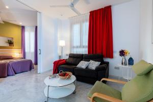 塞维利亚塞维利亚普尔塔赫雷斯站中央套房公寓的客厅配有沙发和桌子