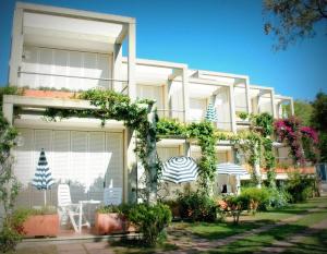 费拉约港维迪斯奥酒店的一座白色的大建筑,种植了大量的植物