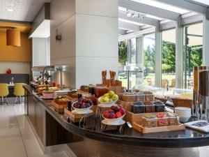 开塞利宜必思开塞利酒店的包含多种不同食物的自助餐