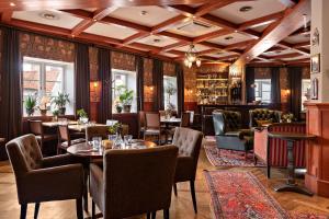 维斯比斯特兰德贝斯特韦斯特酒店的一间带桌椅的餐厅和一间酒吧