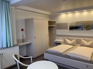 塞巴特阿尔贝克德兰士瓦别墅旅馆的卧室配有1张床、1张桌子和1把椅子