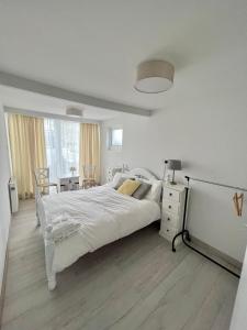 Newly renovated 1 bedroom flat with garden pergola客房内的一张或多张床位