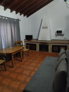 莫龙德拉夫龙特拉DEHESA LAS BRIDAS, SL的带沙发和炉灶的客厅