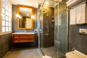 特拉布宗Zanike hotel的带淋浴和盥洗盆的浴室