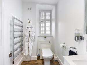 罗斯奈格尔Driftwood Boutique Guest House的白色的浴室设有卫生间和窗户。