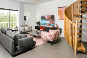 特拉维夫New Duplex 3 Bedroom with Jacuzzi的带沙发和电视的客厅