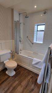 布罗德韦百老汇酒店的带浴缸、卫生间和淋浴的浴室。