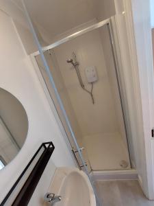 曼彻斯特bankwellstreet的带淋浴、卫生间和镜子的浴室