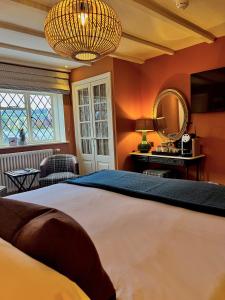 布罗德韦百老汇酒店的一间卧室配有一张大床和镜子