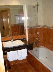 圣莱奥纳尔多德阿格曼里克拉拉酒店的一间带水槽、浴缸和淋浴的浴室