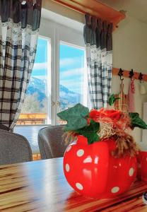 巴德哥依斯恩Haus Moni的桌子上的一个红色西红柿,窗户